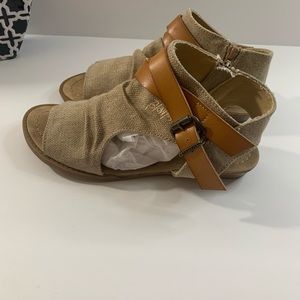 Blowfish Malibu women sandals size 8